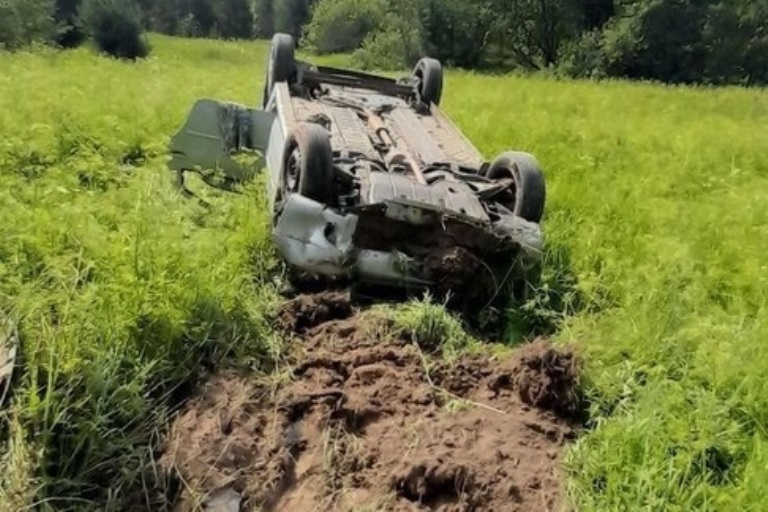 Два человека пострадали в ДТП с перевернувшимся в Тверской области Renault
