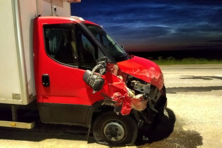 Пассажир легковушки погиб при столкновении LADA и большегруза в Тверской области