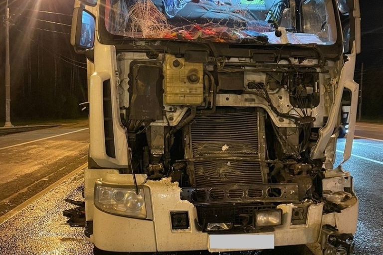 В Тверской области на М-10 один человек пострадал в столкновении фуры и грузовика