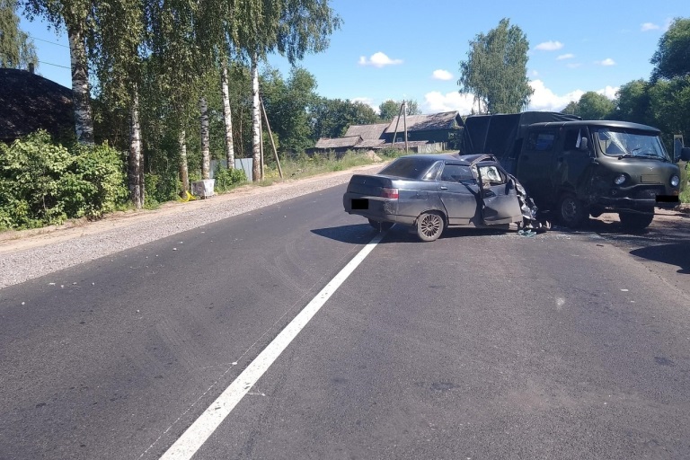 В Тверской области водитель пострадал в ДТП с участием УАЗа и ВАЗа