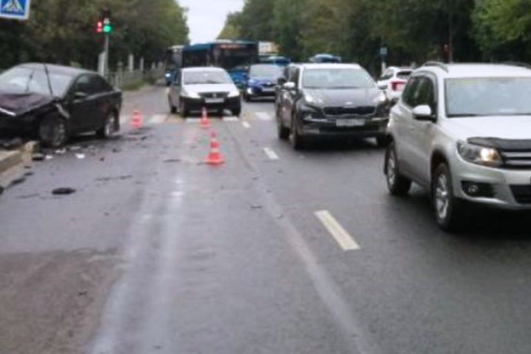 Виновник аварии пострадал в ДТП с участием трех автомобилей в Твери