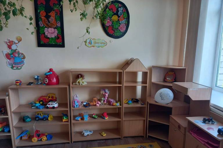 В детском саду в Тверской области на 3-летнюю девочку обрушился стеллаж с игрушками