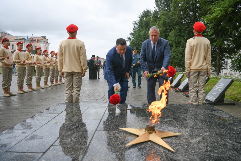 Губернатор Руденя в Кашине возложил цветы к Мемориалу воинам, павшим в годы ВОВ