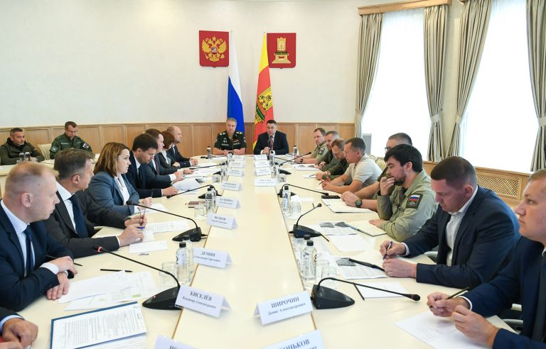 Губернатор Игорь Руденя и замминистра обороны Тимур Иванов обсудили строительство социально-значимых объектов