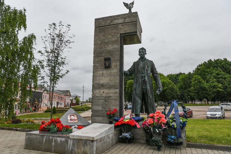 Губернатор Руденя в Кашине возложил цветы к Мемориалу воинам, павшим в годы ВОВ