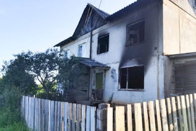Тело мужчины вынесли из загоревшегося дома в Тверской области