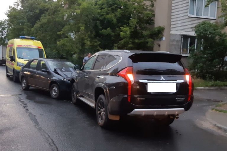 Два человека пострадали в столкновении двух иномарок на улице Кайкова в Твери
