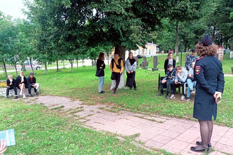 В Красном Холме полицейские приехали в детский летний лагерь