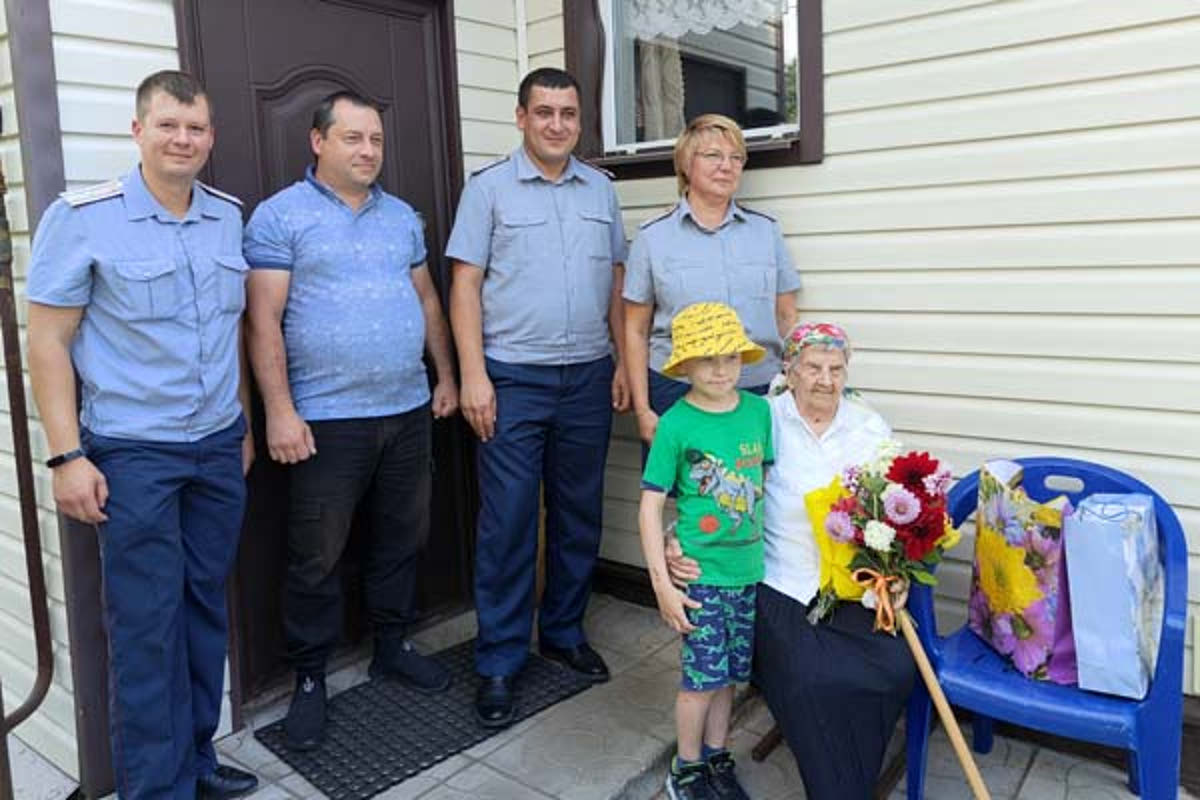 В Тверской области сотрудники УФСИН поздравили с вековым юбилеем Веру Савичеву