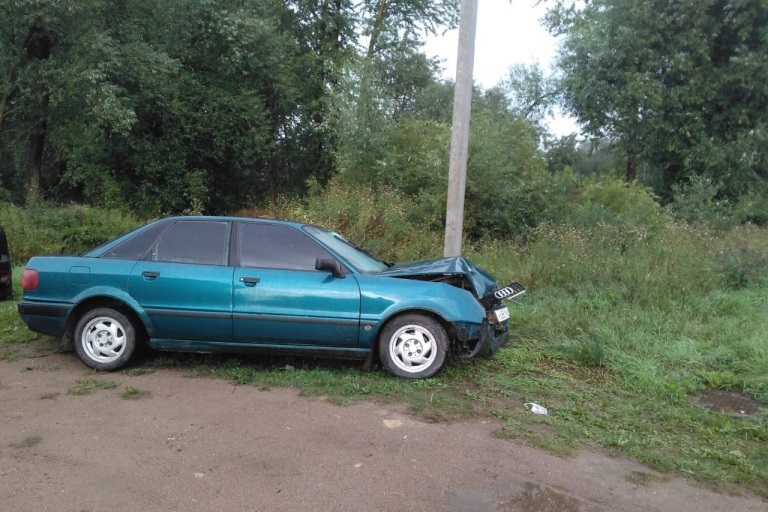 В Тверской области водитель Audi проверил на прочность бетонный столб