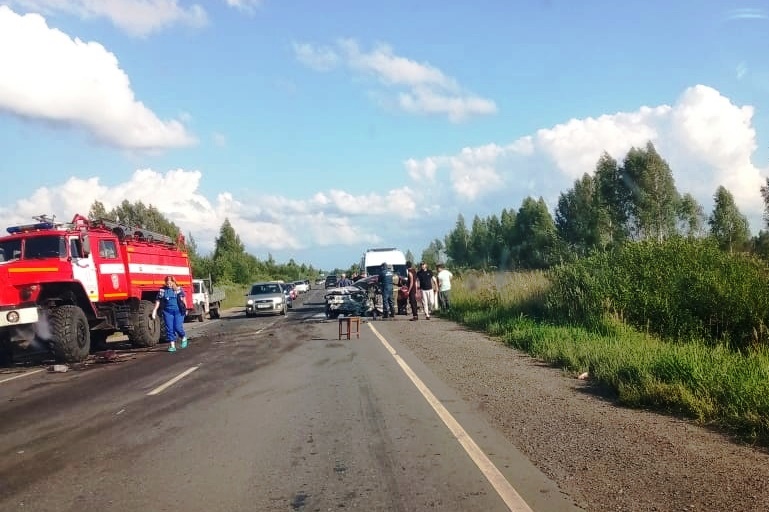 Два человека погибли и один пострадал в лобовом столкновении автомобилей в Тверской области
