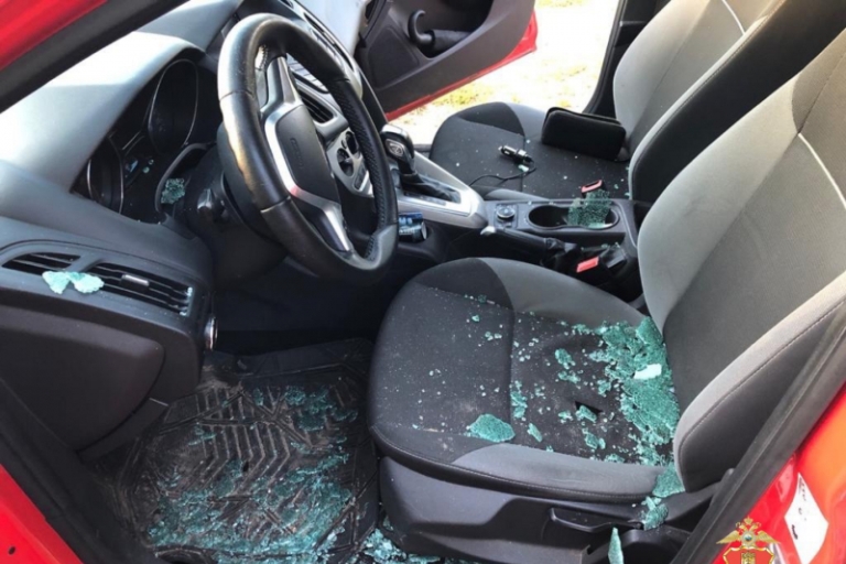 В Твери пьяный юноша прыгал по чужим авто и бил стекла