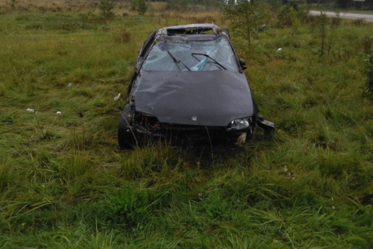 На трассе М-9 в Тверской области перевернулся автомобиль, погиб водитель