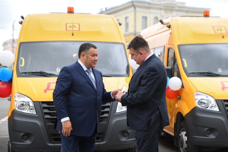 Губернатор Руденя вручил главам округов Тверской области ключи от новых школьных автобусов