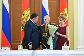 Губернатор Руденя вручил фронтовику Спартаку Сычёву Орден «За заслуги перед Отечеством» IV степени Губернатор Руденя вручил фронтовику Спартаку Сычёву Орден «За заслуги перед Отечеством» IV степени