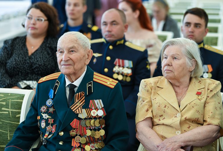 В День Государственного флага жителям Тверской области вручены награды