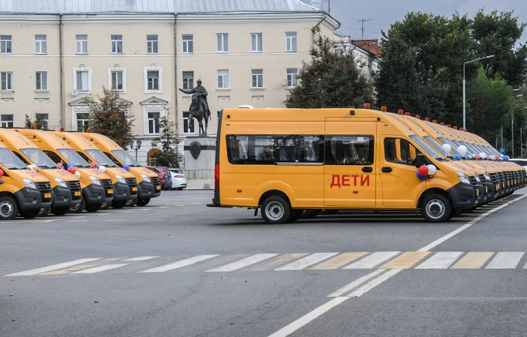 Губернатор Руденя вручил главам округов Тверской области ключи от новых школьных автобусов
