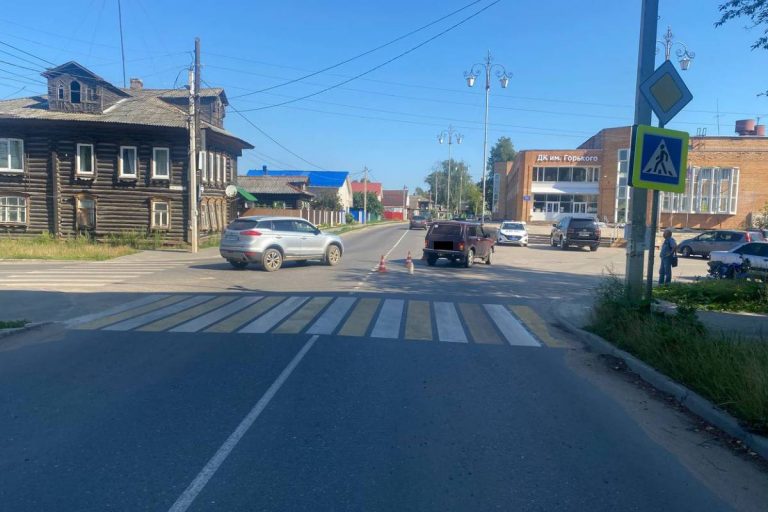 Легковушка врезалась в мопед с двумя пенсионерами в Тверской области