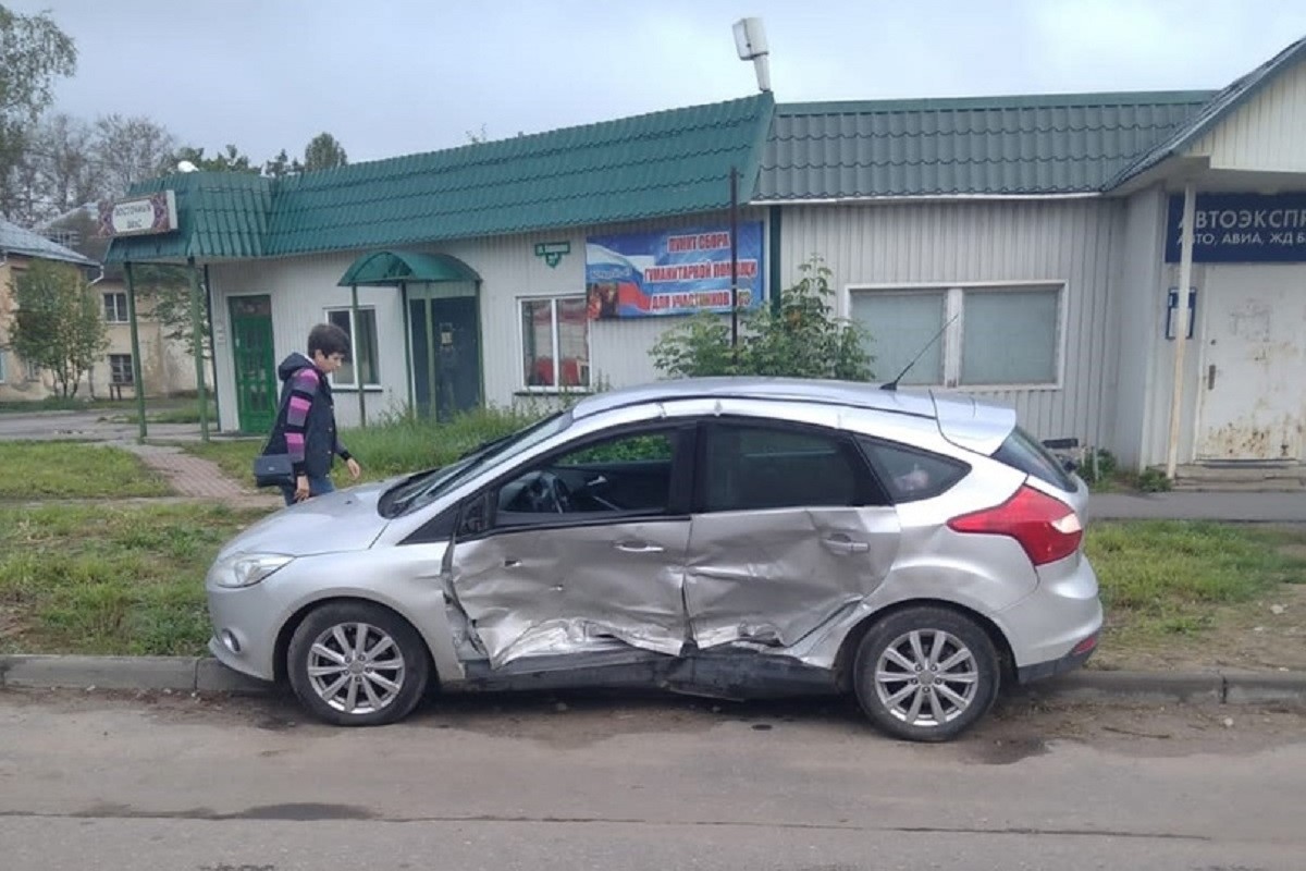 Ford Focus и Volkswagen Passat столкнулись в Тверской области