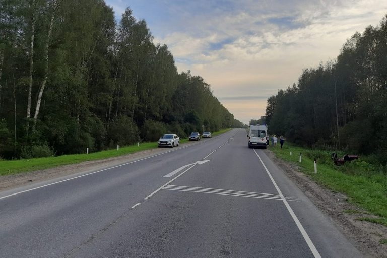 Два человека пострадали в ДТП-перевертыше под Тверью Два человека пострадали в ДТП-перевертыше под Тверью