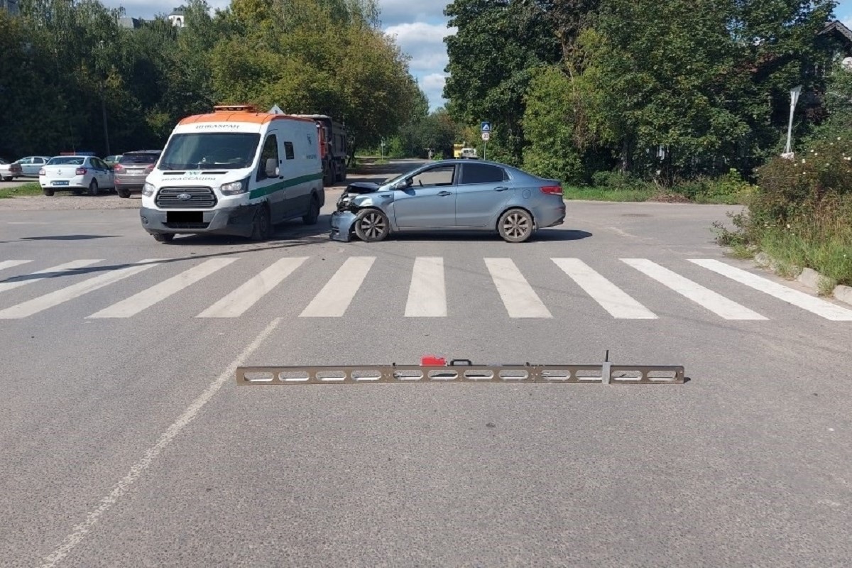 Легковушка врезалась в машину инкассаторов в Твери