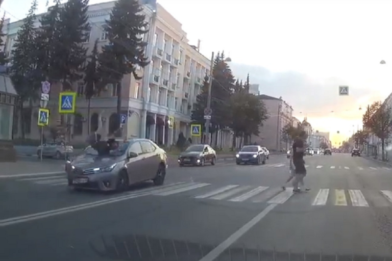 Велосипедиста сбили на переходе в центре Твери (видео)