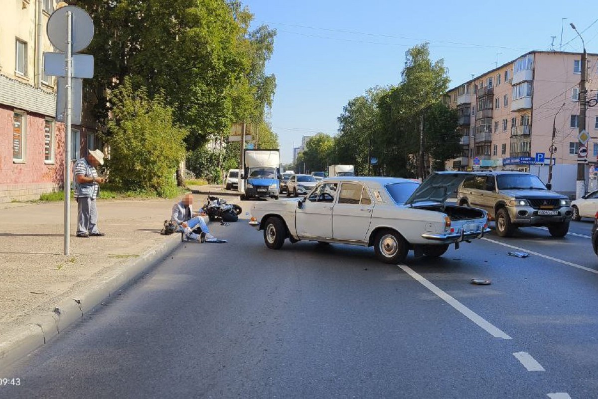 Мотоциклист и Волга столкнулись на Волоколамском проспекте в Твери