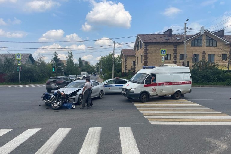 Мотоциклист и легковушка столкнулись в Заволжском районе Твери
