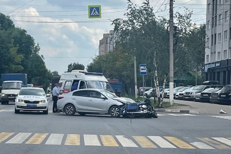 Мотоциклист и легковушка столкнулись в Заволжском районе Твери