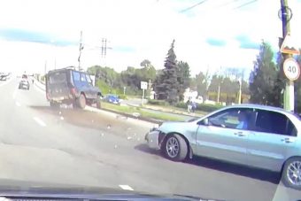 Опубликовано видео ДТП-перевертыша у Волоколамского путепровода в Твери
