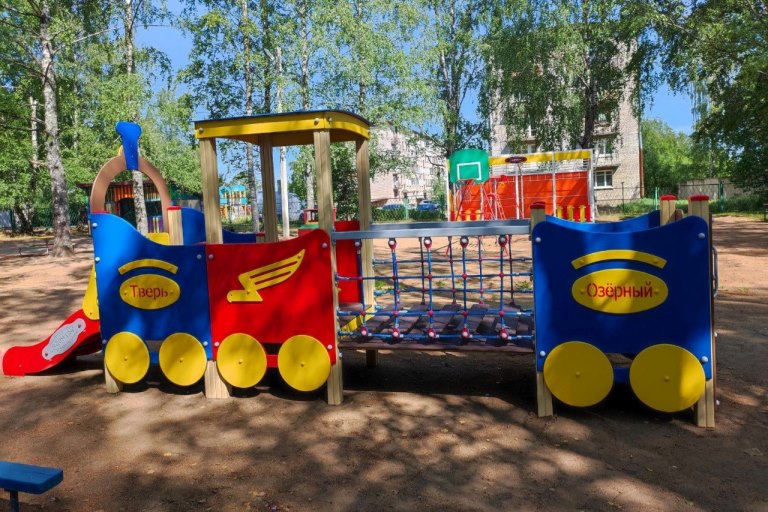 В детских садах Тверской области устанавливают новые уличные игровые комплексы