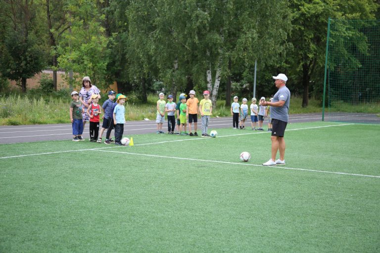 В Твери профессиональный тренер провел для малышей занятие по футболу