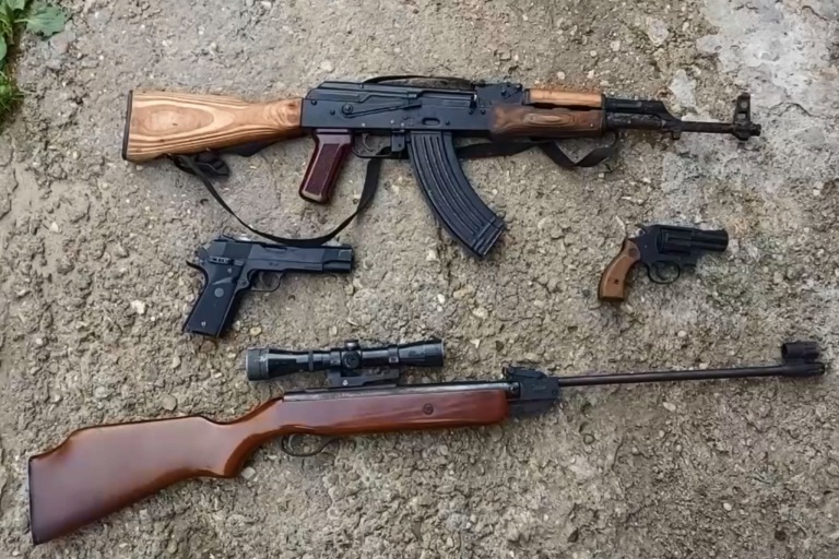 У двух мужчин в Тверской области изъяли целый арсенал оружия и взрывчатки