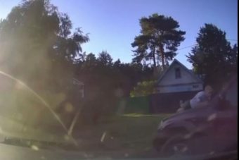 Агрессивный водитель Mercedes прокатил на капоте автомобилиста под Тверью