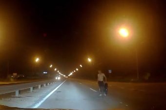 Неадекватный мужчина разгуливал ночью по М-10 в Тверской области (видео)