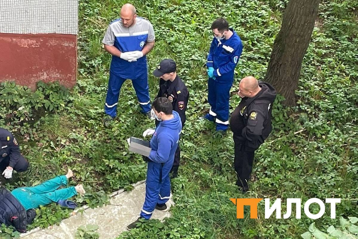 В Твери женщина разбилась при падении из окна