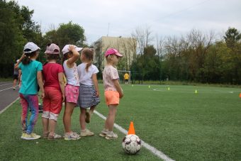 В Твери профессиональный тренер провел для малышей занятие по футболу