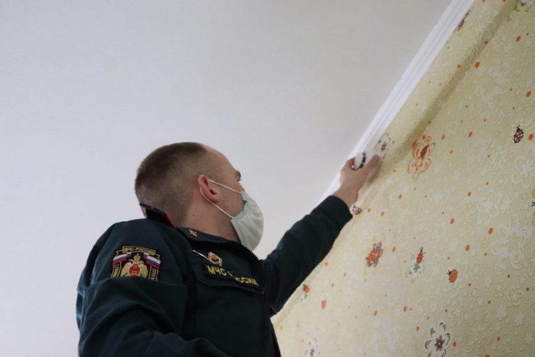 Продолжается установка дымных извещателей в домах многодетных тверских семей