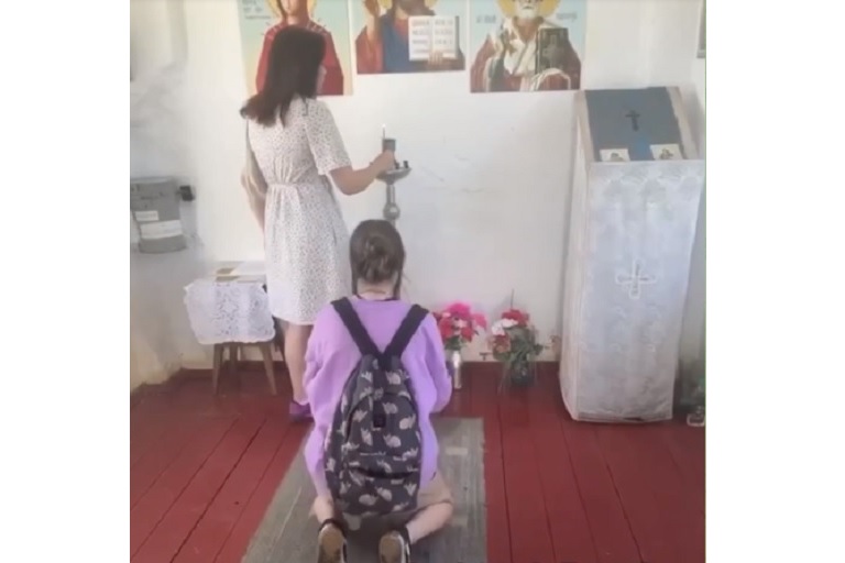 В Тверской области девушка станцевала в православном храме и изобразила мусульманскую молитву
