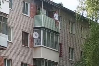 Прохожие и сотрудники МЧС уговаривали жителя Твери не прыгать с 5-го этажа
