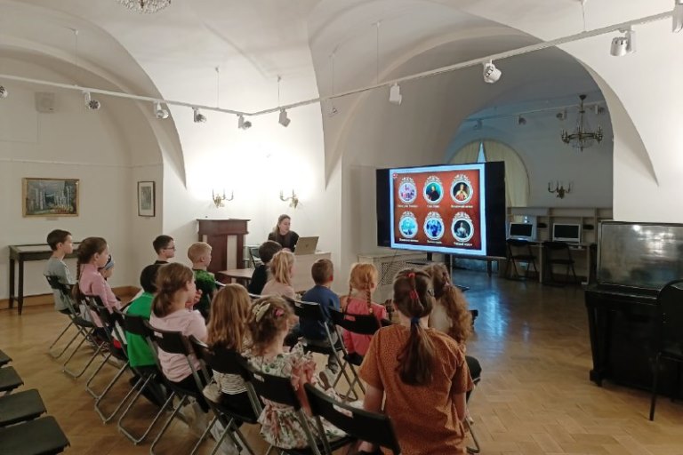 В Тверской области реализуют проект для школьников «Лето во дворце»