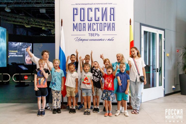 В Твери провели экскурсию для семьи, в которой воспитывается 24 ребенка