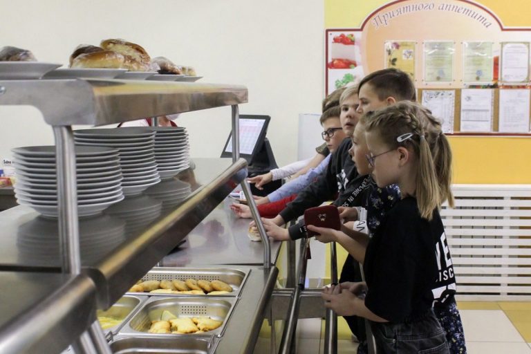 Школьники из малообеспеченных семей в Тверской области могут рассчитывать на дополнительное питание