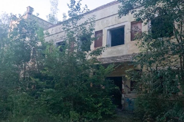 Девочка выпала из окна заброшенного здания в Тверской области