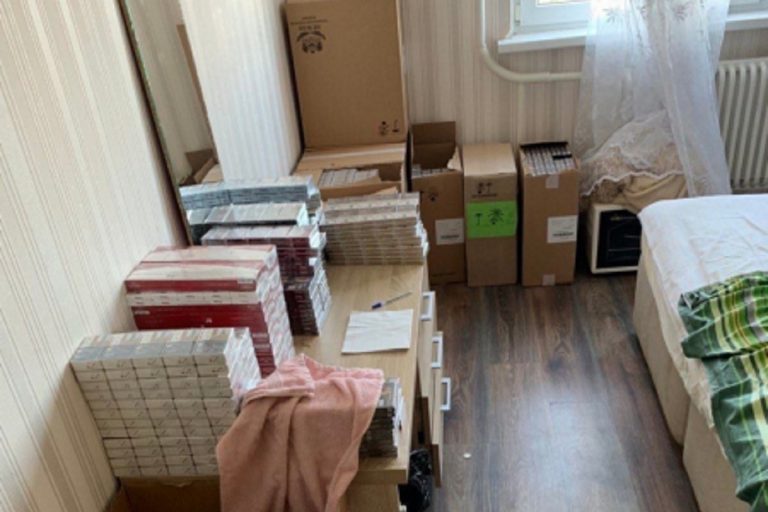 Житель Твери торговал на дому контрафактными сигаретами и алкоголем