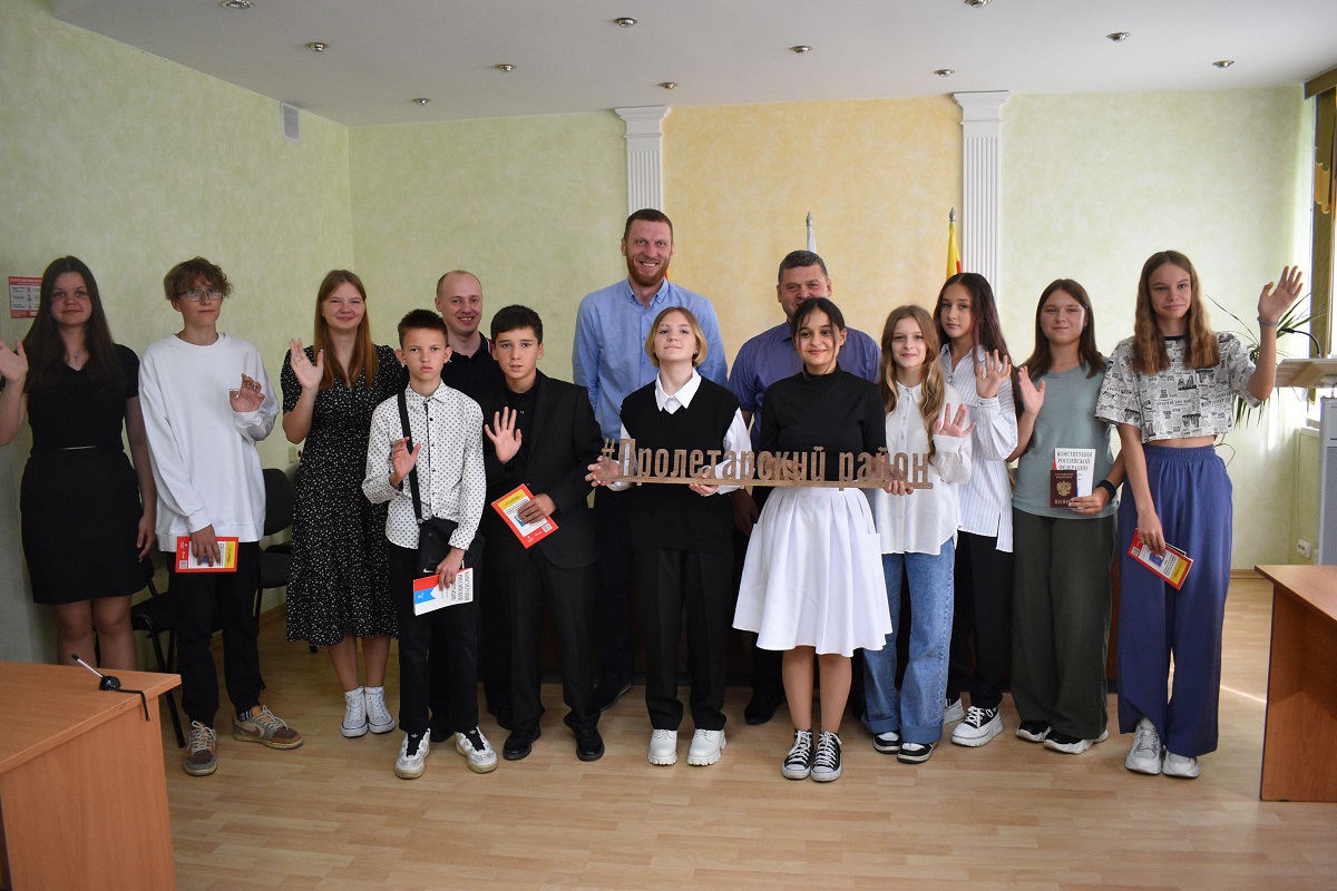 Школьникам Пролетарского района Твери торжественно вручили паспорта