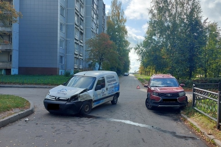 В столкновении двух автомобилей в Твери пострадал виновник ДТП