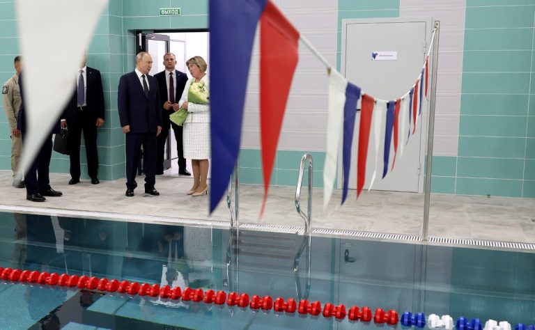 Президент РФ Владимир Путин посетил в селе Тургиново социально значимые объекты