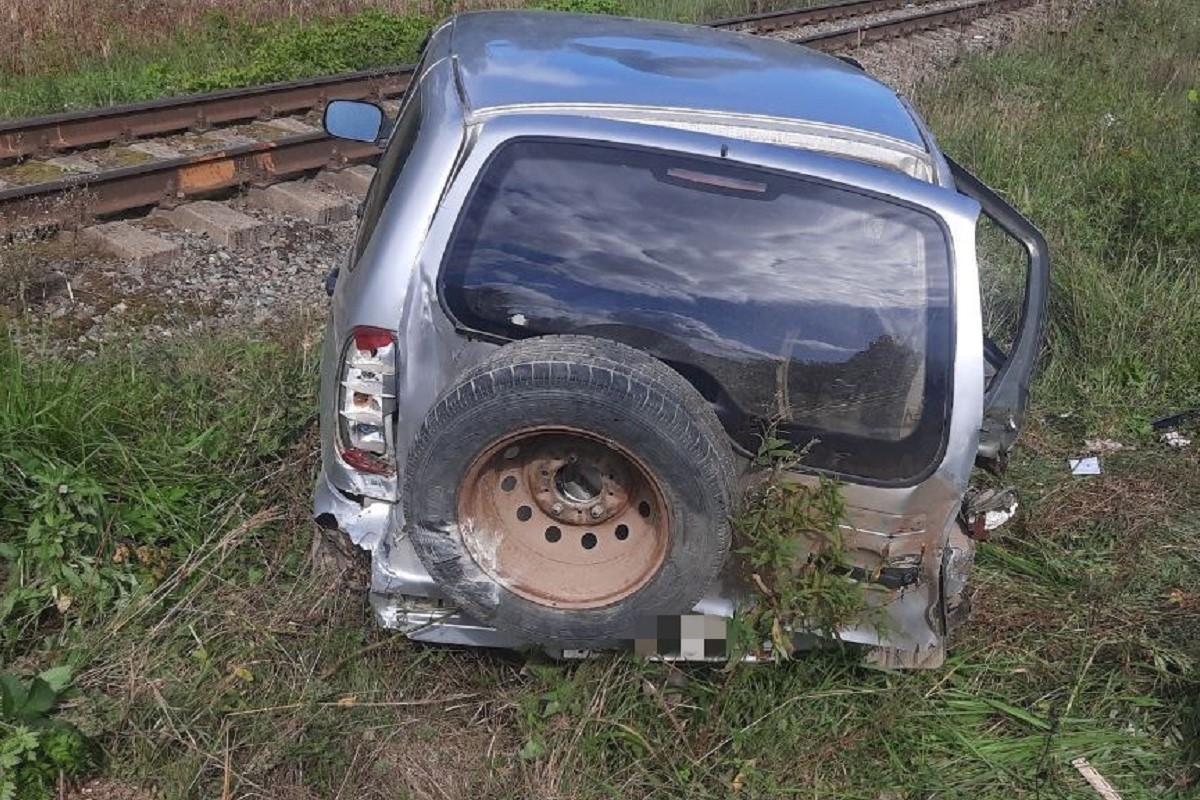 Поезд врезался в легковушку в Тверской области