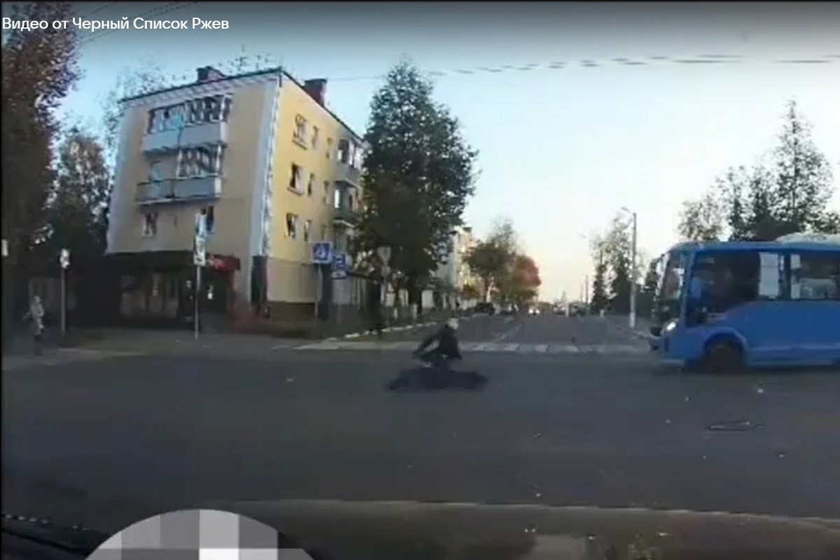 Опрокинувшийся мотоциклист едва не сбил женщину с ребенком в Тверской области (видео)